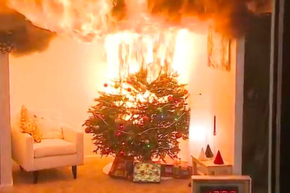Τι πρέπει να κάνουμε εάν πάρουν φωτιά τα λαμπάκια του χριστουγεννιάτικου δέντρου 