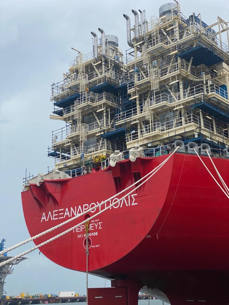 Μια «ανάσα» από την κορδέλα το FSRU της Αλεξανδρούπολης – Πάνω από 87% η ολοκλήρωση του πλοίου – Τα επόμενα βήματα μέχρι την λειτουργία του αρχές του 2024