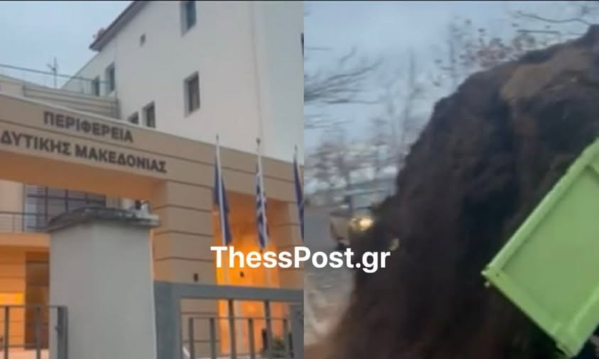 Κοπριά. φυτική γη, και σκουπίδια, έριξαν από ένα φορτηγό βάρους τεσσάρων τόνων, αγρότες, μπροστά από το κτίριο της Περιφέρειας Δυτικής Μακεδονίας