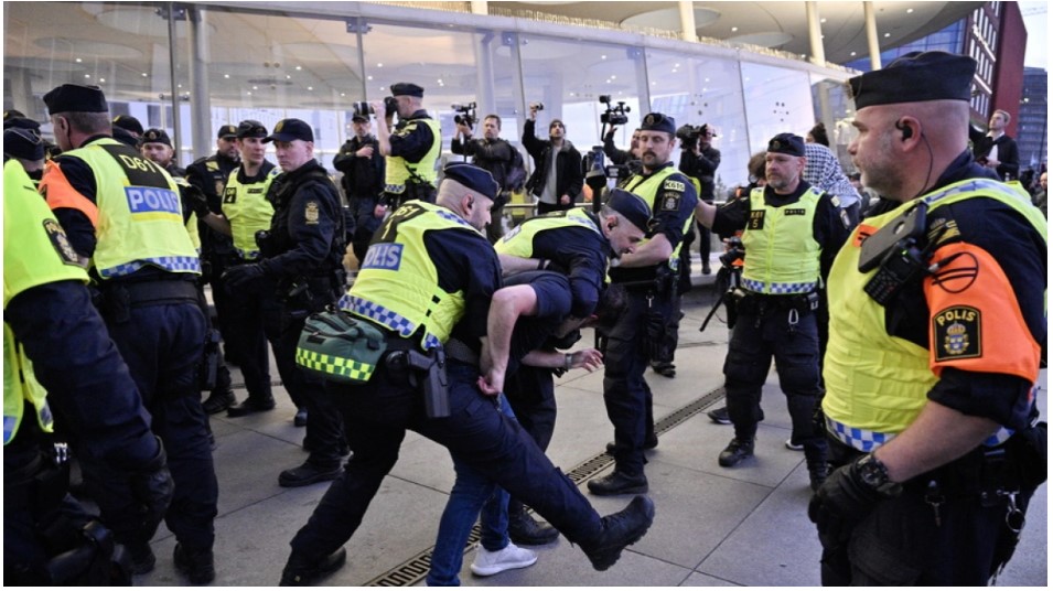 Eurovision: Συγκρούσεις μεταξύ αστυνομίας και φιλοπαλαιστίνιων διαδηλωτών έξω από τον χώρο διεξαγωγής του τελικού