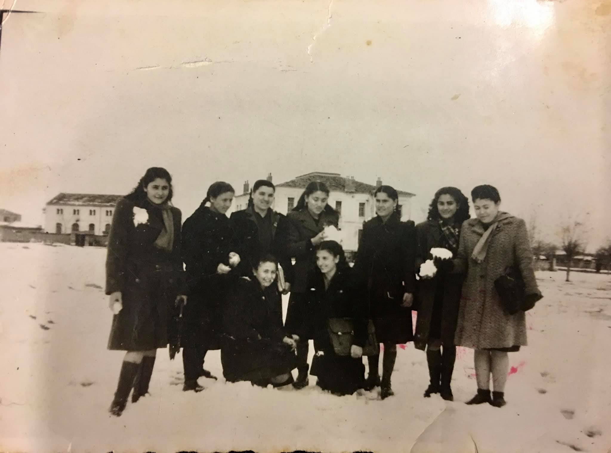 Καϊλάρια -  21-2- 1948 - Μαθήτριες της ογδόης Γυμνασίου 