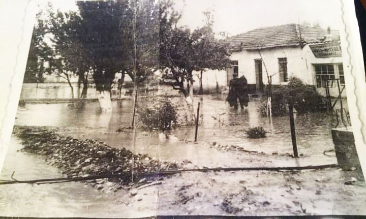 Πτολεμαΐς πλημμύρα 1956: 25η Μαρτίου, απέναντι από το Μπαλτατζίδη
