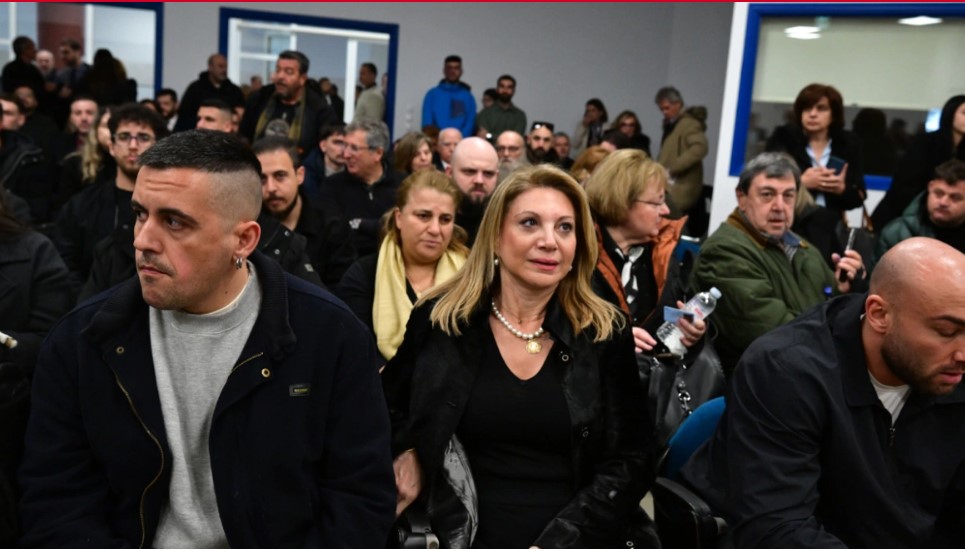 Δίκη Τέμπη: Ένταση μεταξύ συγγενών και κατηγορουμένων - Καρυστιανού: «Ο ένας συγκαλύπτει τον άλλον 