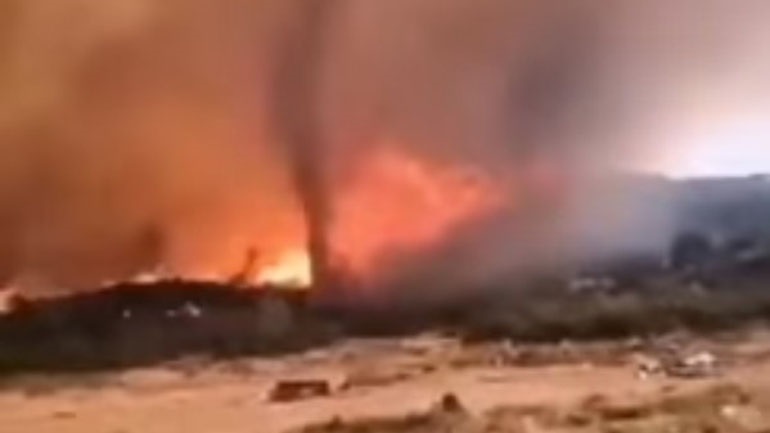 Βίλια: Στρόβιλος φωτιάς εκτόξευσε κορμό δέντρου προς τους πυροσβέστες