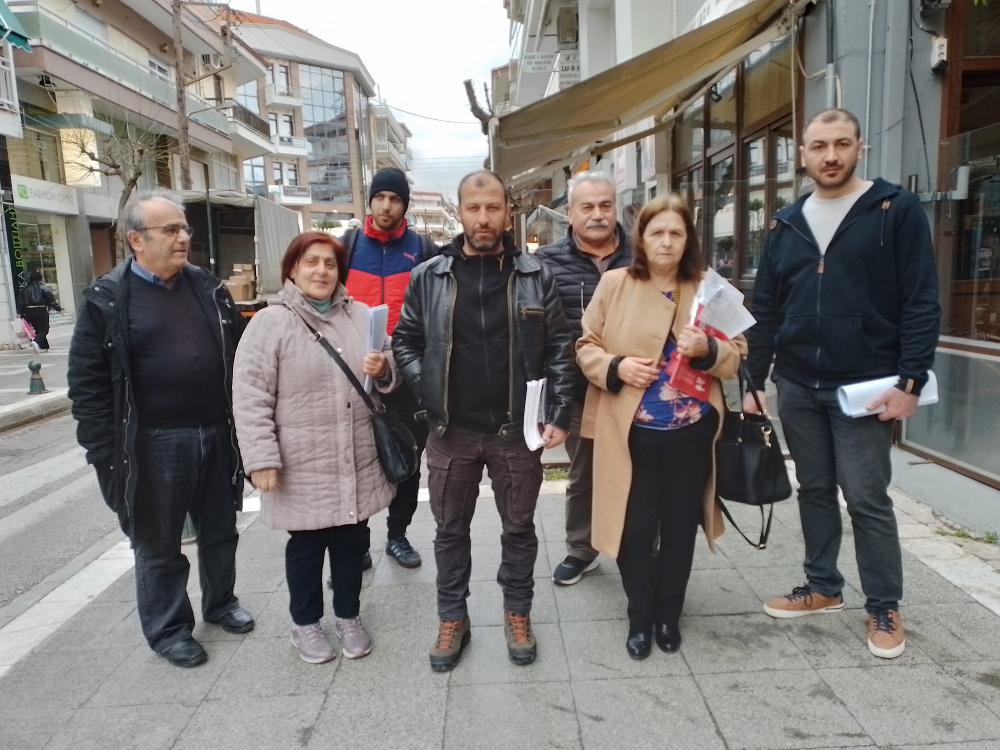 Ο υποψήφιος Βουλευτής του ΚΚΕ Σταύρος Μωυσιάδης με στελέχη του κόμματος σε προεκλογική εξόρμηση στην πόλη