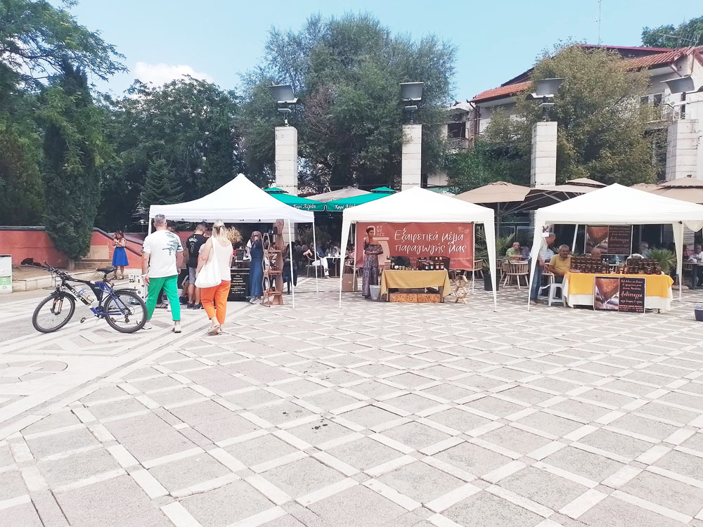 Μελισσοκόμοι από την Π Ε Κοζάνης εκθέτουν τα προϊόντα τους στην κεντρική πλατεία Πτολεμαΐδας
