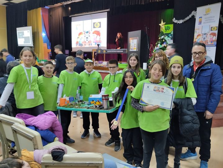 Το 2ο Δημοτικό Σχολείο Μουρικίου απέσπασε το Βραβείο πρωτότυπης ιδέας στο 9ο Μαθητικό Φεστιβάλ Ρομποτικής. Συγχαρητήρια στους μαθητές, στους εκπαιδευτικούς και φυσικά στο Διευθυντή του Σχολείου!!