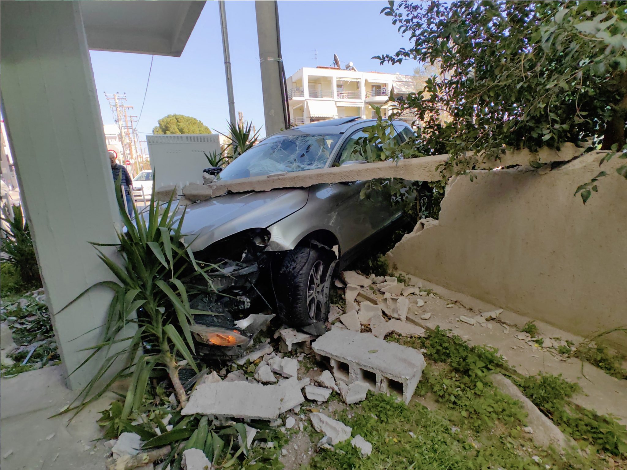 Τροχαίο στο Ναύπλιο ΙΧ έπεσε σε μαντρότοιχο και κολώνα πυλωτής