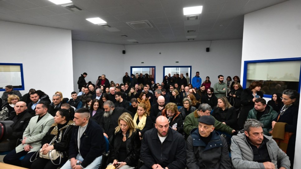 Διεκόπη η δίκη για τα Τέμπη για να αποφασίσουν για την αίθουσα, μετά τις έντονες αντιδράσεις για τη χωρητικότητά της - Παρών μόνο ένας από τους κατηγορούμενους