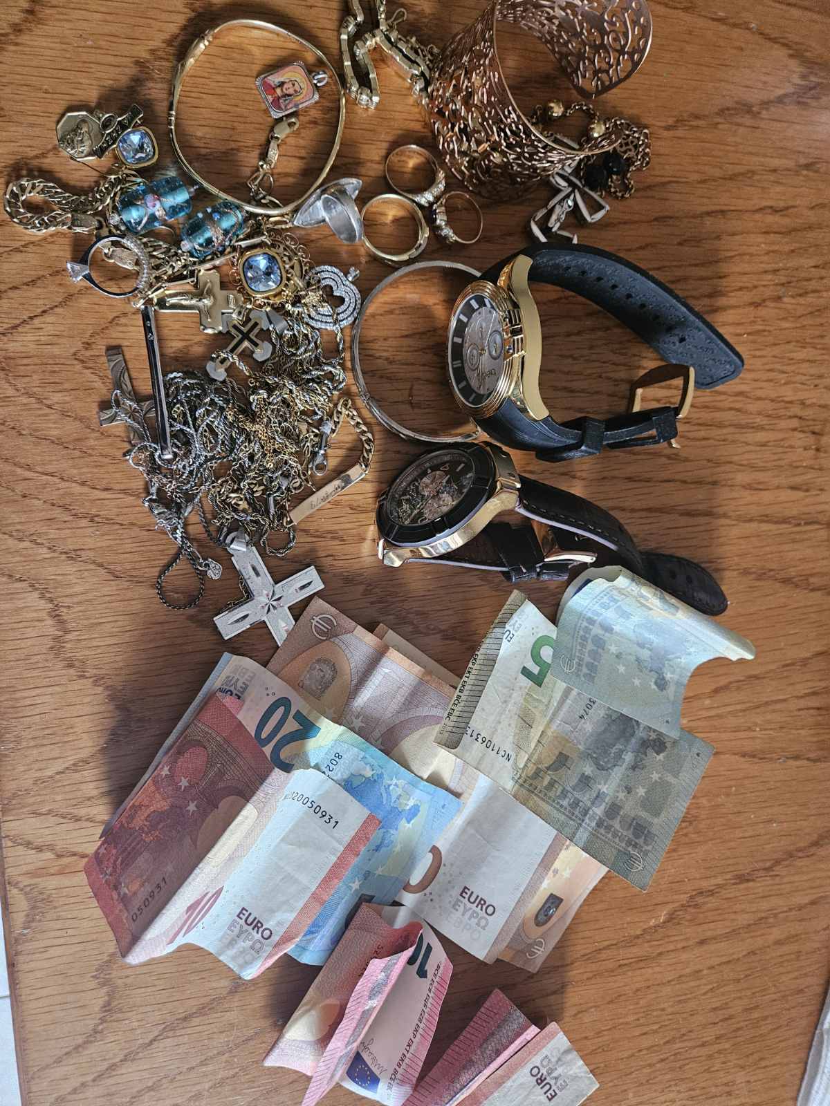 Φλώρινα: 47χρονη έδωσε χρυσαφικά, κοσμήματα-15.000 ευρώ- και χρήματα-210 ευρώ- σε "μαιμου" υπαλλήλους του ΔΕΔΔΗΕ Συνελήφθησαν από αστυνομικούς του Τμήματος Δίωξης