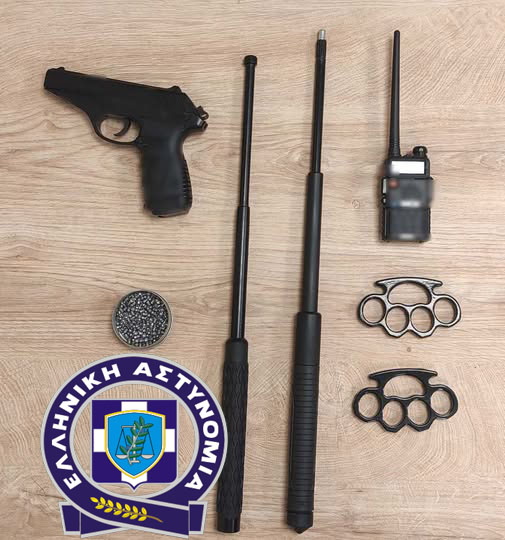 Kαστοριά: Συνελήφθη 22χρονος για διακίνηση ποσότητας ακατέργαστης κάνναβης ενώ στο ΙΧ του βρέθηκαν, ένα αεροβόλο, ένα πιστόλι, σφαιρίδια, μία φορητή συσκευή πομποδέκτη, δύο αστυνομικοι ράβδοι, δύο σιδερογροθιές και ένα κινητό τηλέφωνο