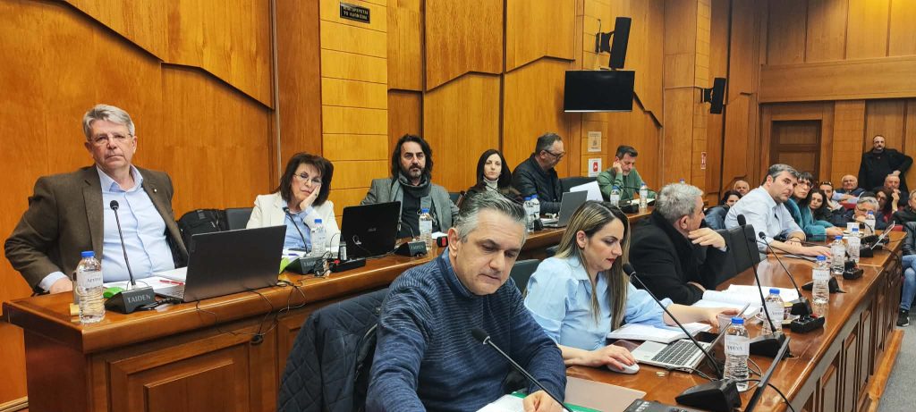 Κοζάνη: Διαμαρτυρία κατοίκων της Γαλατινής στο Περιφερειακό Συμβούλιο – «Δεν θα επιτρέψουμε τα φωτοβολταϊκά στο χωριό μας»