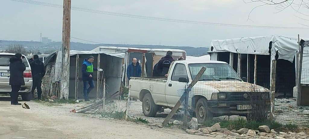 Πτολεμαΐδα: Οκτώ συλλήψεις για ρευματοκλοπή σε οικισμό Ρομά (Φωτογραφίες)