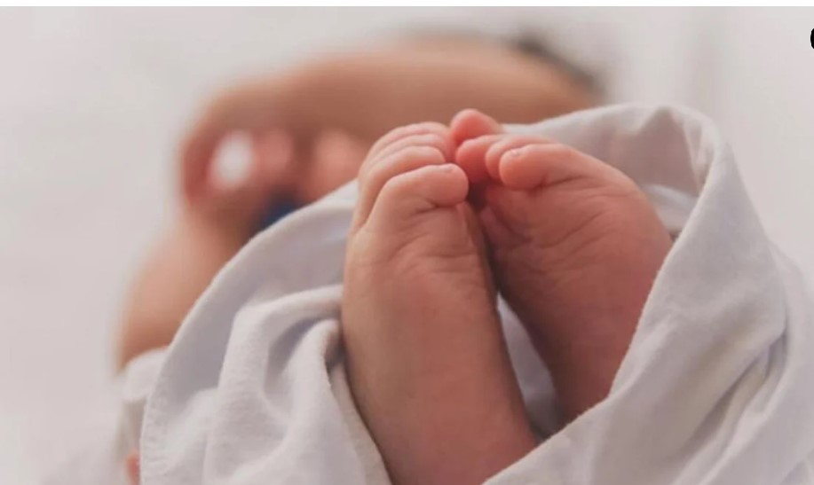 Συνελήφθη η μητέρα του βρέφους για τα εγκαύματα και τα κατάγματα