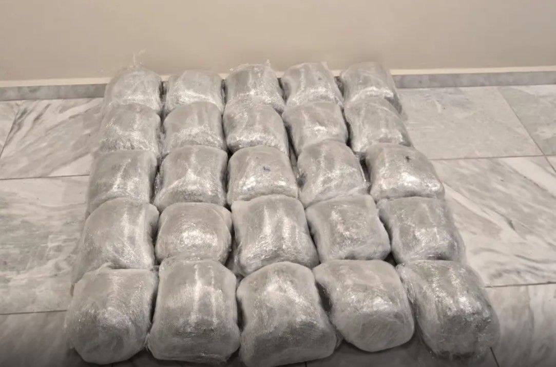 Από αστυνομικούς της Υποδιεύθυνσης Δίωξης και Εξιχνίασης Εγκλημάτων Καστοριάς συνελήφθη 41χρονος ημεδαπός, για διακίνηση μεγάλης ποσότητας ακατέργαστης κάνναβης