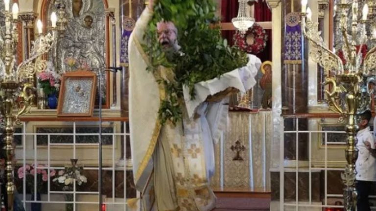 Χίος: Έκλεψε ξανά την παράσταση ο «ιπτάμενος» ιερέας