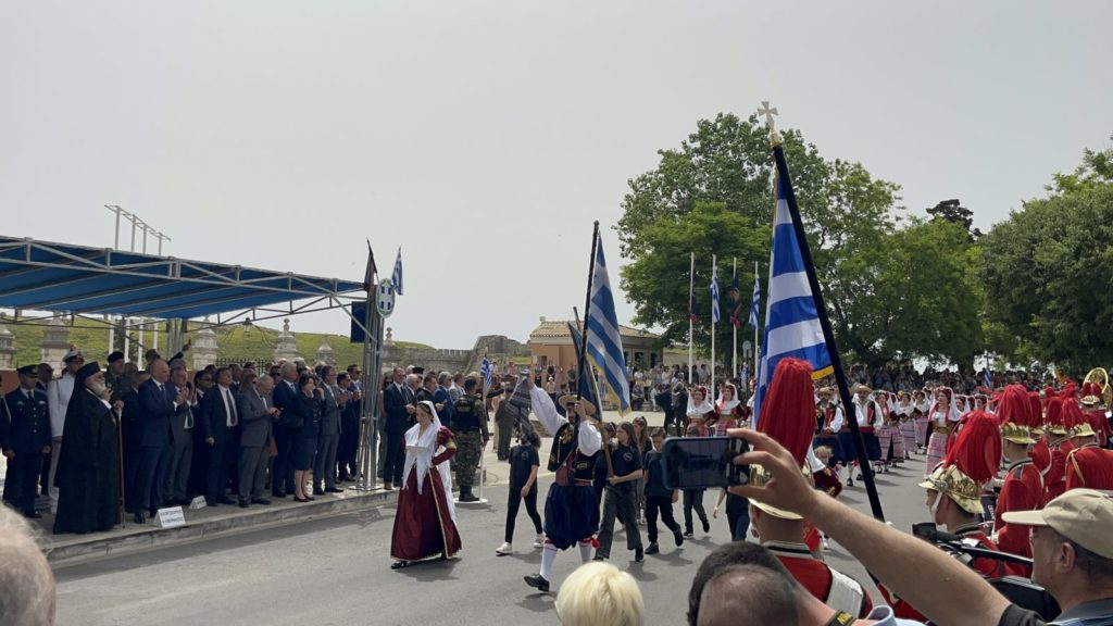 Κέρκυρα: Ύψωσε την Παλαιστινιακή μαντήλα μαζί με την ελληνική σημαία μπροστά στον Δένδια και χειροκροτήθηκε (Video)
