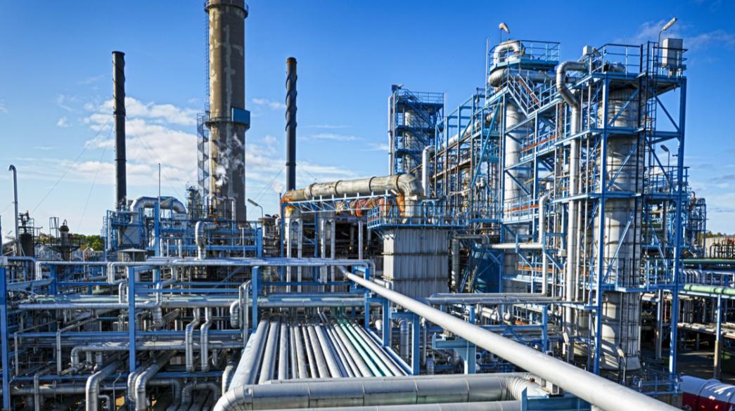 Εκτεταμένες εγκαταστάσεις διυλιστηρίου πετρελαίου, με έμφαση στη βιομηχανική υποδομή και τους αγωγούς