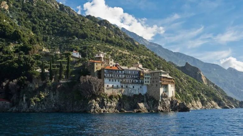 Άγιον Όρος: Λεωφορείο έπεσε στη θάλασσα στο λιμάνι της Δάφνης - Καλά στην υγεία του ο οδηγός