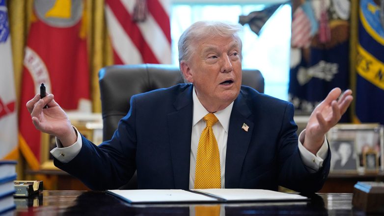 Όπισθεν ολοταχώς - Ο πρόεδρος Τραμπ ανακοίνωσε πως «παγώνει» τις επιθέσεις στο Ιράν για 5 ημέρες - Η απόφαση αφορά τις ενεργειακές υποδομές της χώρας - Κάθετη πτώση των τιμών του πετρελαίου