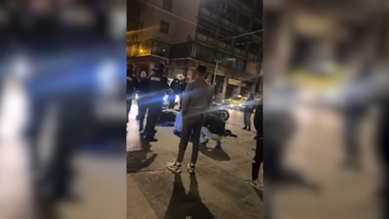  Ντροπή!: Πάνω από μισή ώρα έμεινε τραυματίας οδηγός μηχανής στην άσφαλτο περιμένοντας ασθενοφόρο στο κέντρο της Αθήνας