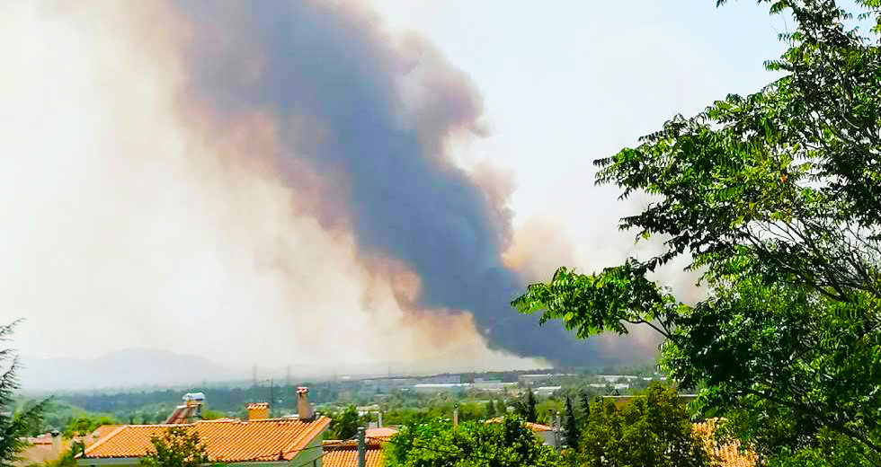 Εκτός ελέγχου η φωτιά στη Βαρυμπόμπη, απομακρύνονται κάτοικοι