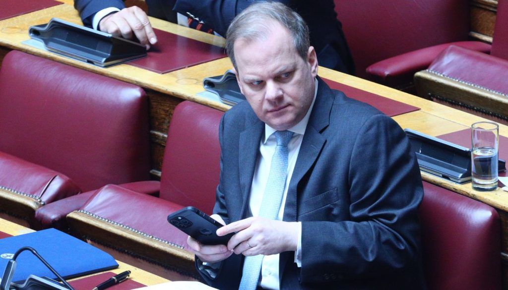 Τέμπη: Η μήνυση σε βάρος του Καραμανλή από οικογένεια θύματος – Τα τουλάχιστον 11 καμπανάκια που αγνόησε