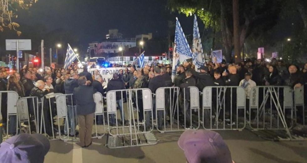 Εκρηκτικές διαμαρτυρίες ακροδεξιών στην Κύπρο για τον… Γρίβα