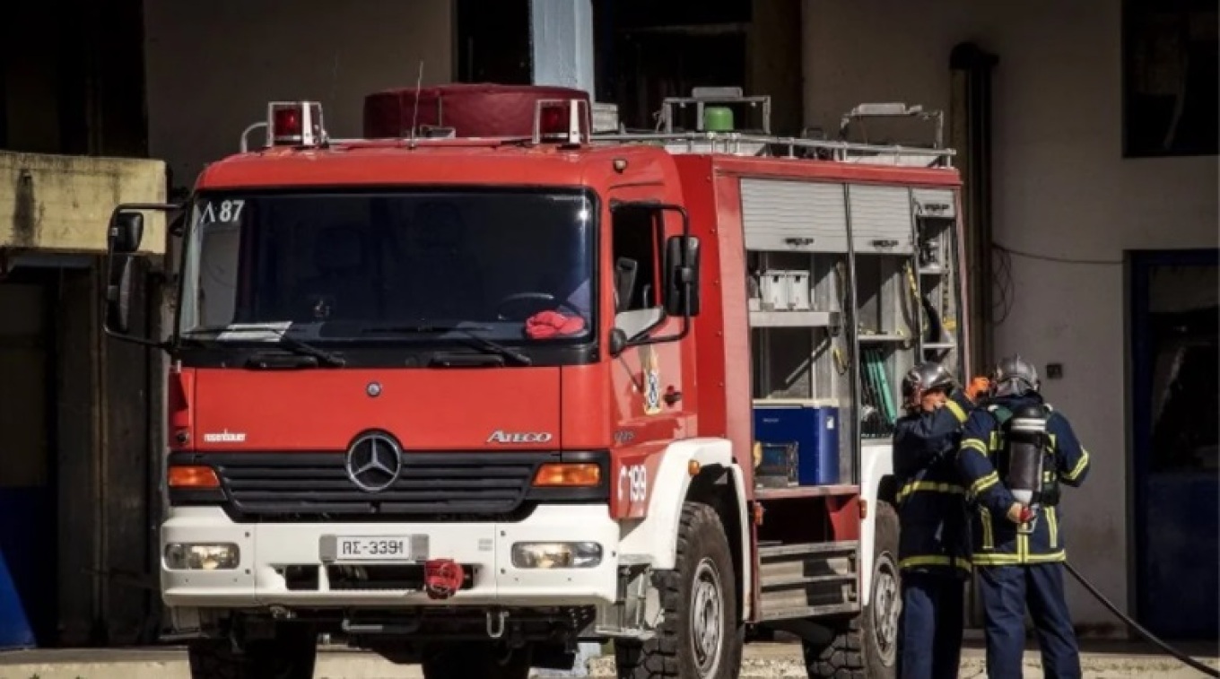 Φωτιά ξέσπασε σε σχολικό λεωφορείο στη Θεσσαλονίκη