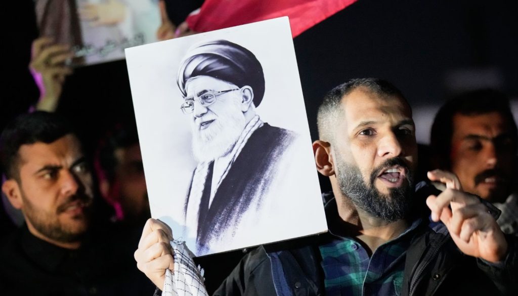 Reuters: Ο θάνατος του Χαμενεΐ δεν σημαίνει και το τέλος των μουλάδων – Ριψοκίνδυνη επιλογή Τραμπ