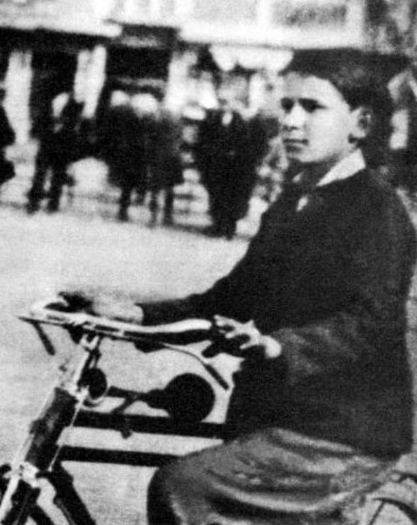 Αναγνωρίζετε τον μικρό ποδηλάτη της φωτογραφίας; Υπήρξε ένας από τους μεγαλύτερους Έλληνες κωμικούς