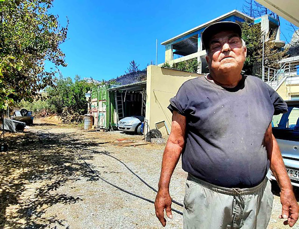 Ο 80χρονος που έσωσε μόνος του το σπίτι του στην Βαρυμπόμπη