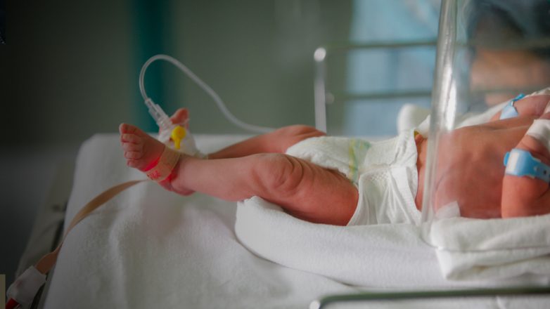 Ηλεία: Με εγκαύματα και κατάγματα στα πόδια βρέφος δέκα μηνών - Ερευνάται πιθανή κακοποίηση