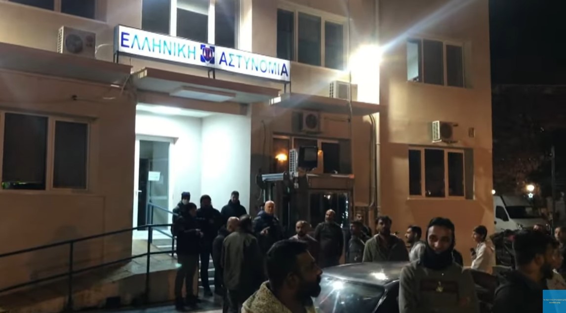 Διαμαρτυρία Ρομά έξω από το αστυνομικό τμήμα Πτολεμαΐδας για τον 16χρονο (video)