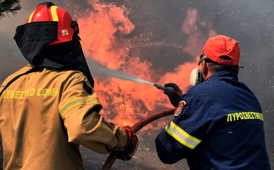 Μάχη με τη φωτιά στο Λουτράκι: Διάσπαρτες εστίες στην ευρύτερη περιοχή της Καλλιθέας