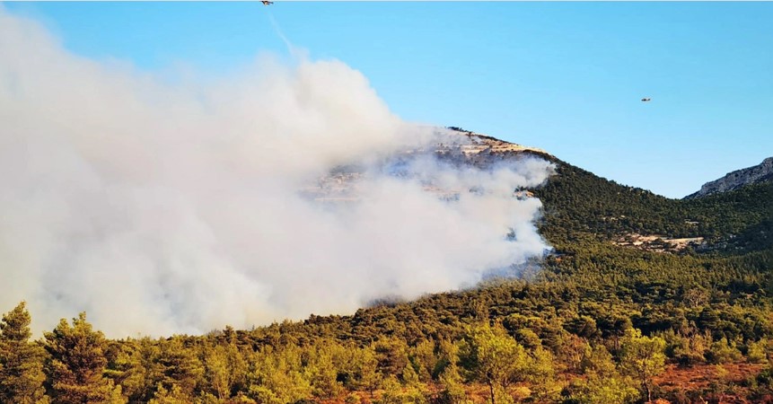 «Έκρηξη» φωτιάς έφερε την αναζωπύρωση  στην Πάρνηθα - Μάχη να μην περάσει στους Θρακομακεδόνες