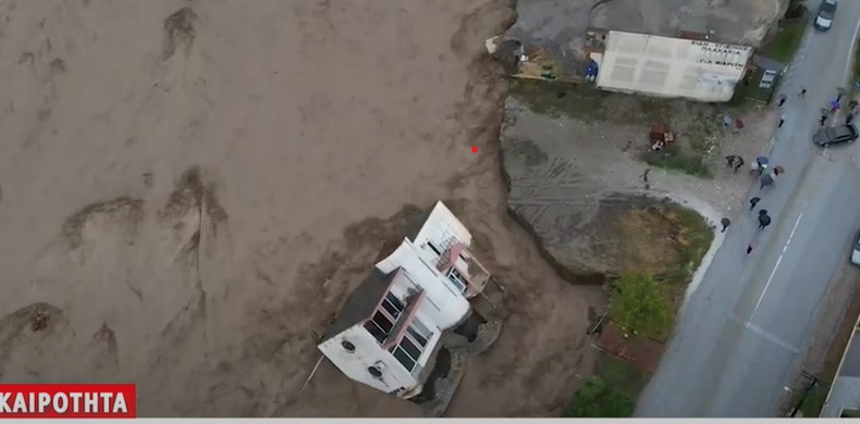 Βίντεο-σοκ από το Μουζάκι Καρδίτσας: Βούλιαξε μέσα σε λάσπη και νερό – Κατέρρευσε διώροφο κτίρ