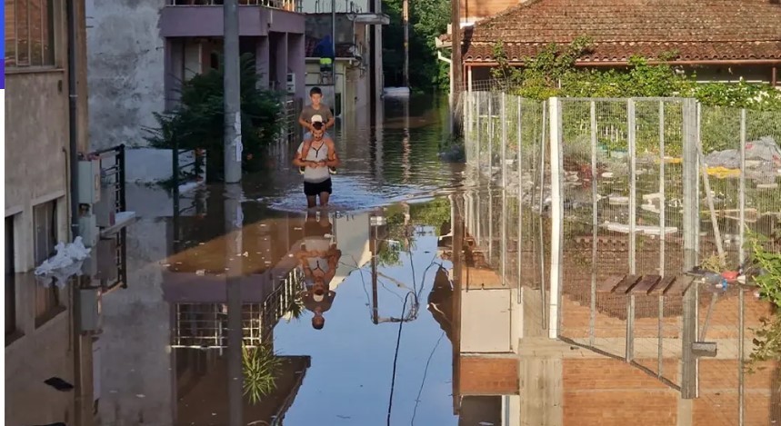 Πλημμυρίζουν σπίτια στη Λάρισα από τον φουσκωμένο Πηνειό - Στα 9,5 μέτρα το νερό, εκκενώνονται χωριά (φωτο+videos)
