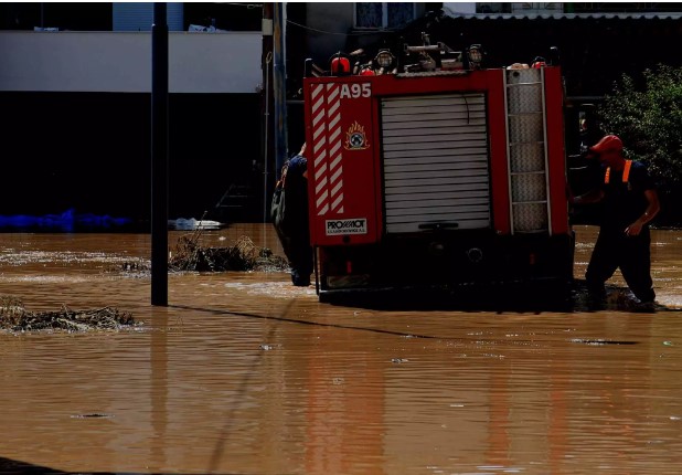 Κακοκαιρία – Θεσσαλία: Τούμπαραν σωστικές λέμβοι με 4 πυροσβέστες και 3 πολίτες