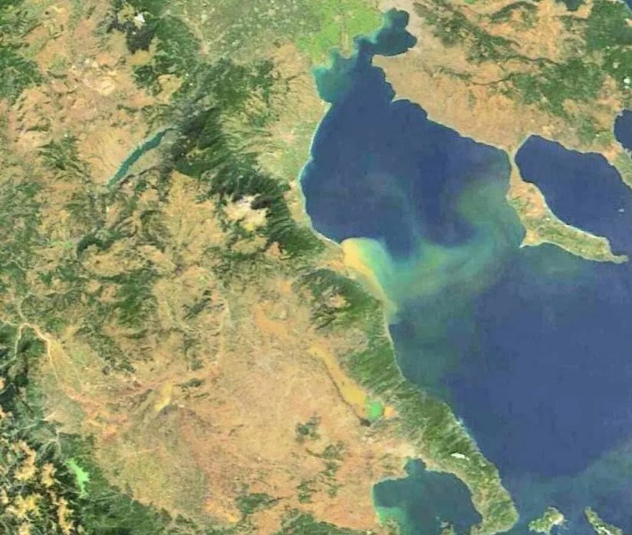 Στα νερά της Χαλκιδικής η λάσπη από τον Πηνειό - Δειγματοληψίες για την ασφάλεια των κολυμβητών
