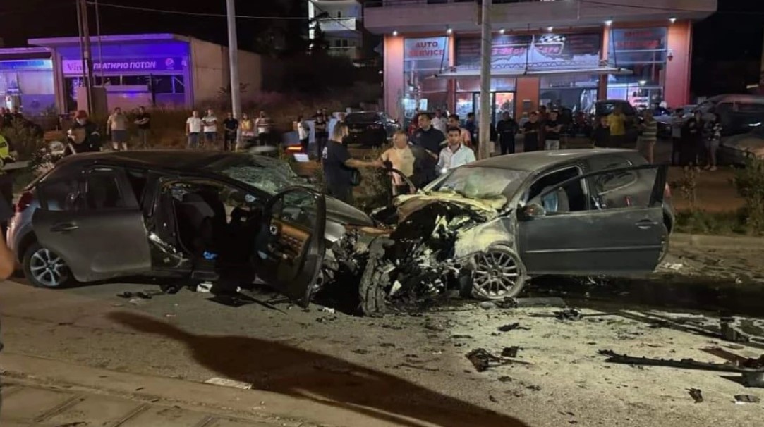 Τρομακτικό τροχαίο με έναν νεκρό και τρεις τραυματίες στο Μαρκόπουλο, «σμπαράλια» τ' αυτοκίνητα - Δείτε φωτογραφίες