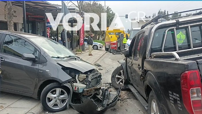 Θεσσαλονίκη: Καραμπόλα τριών οχημάτων στον Εύοσμο - Ένα έπεσε σε τζαμαρία καταστήματος
