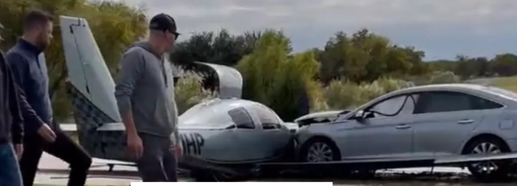 Τι άλλο θα δούμε: Οδηγός αυτοκινήτου στο Τέξας συγκρούστηκε με… αεροπλάνο (βίντεο)