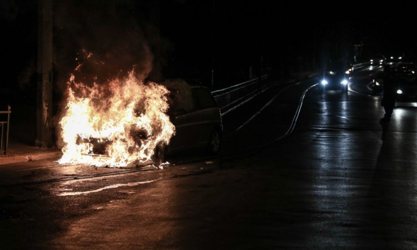 Θεσσαλονίκη: Αυτοκίνητο τυλίχθηκε στις φλόγες – Με εγκαύματα στο νοσοκομείο ο οδηγός