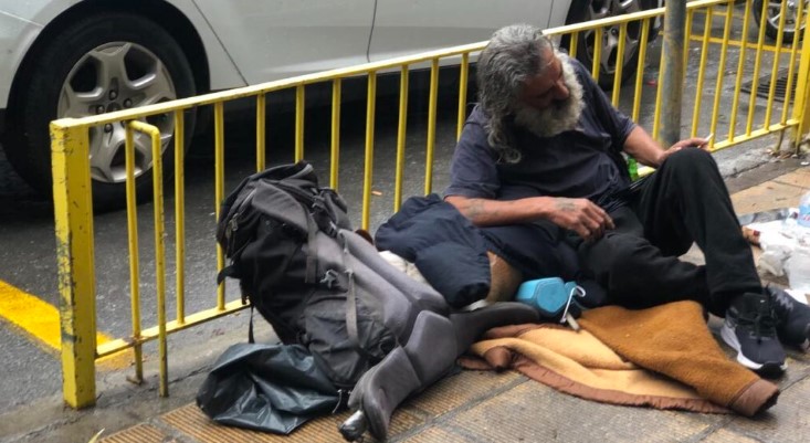 Κρήτη | H συγκινητική στιγμή που άστεγος, εν μέσω βροχής βγάζει το μπουφάν του για να σκεπάσει τον σκύλο του