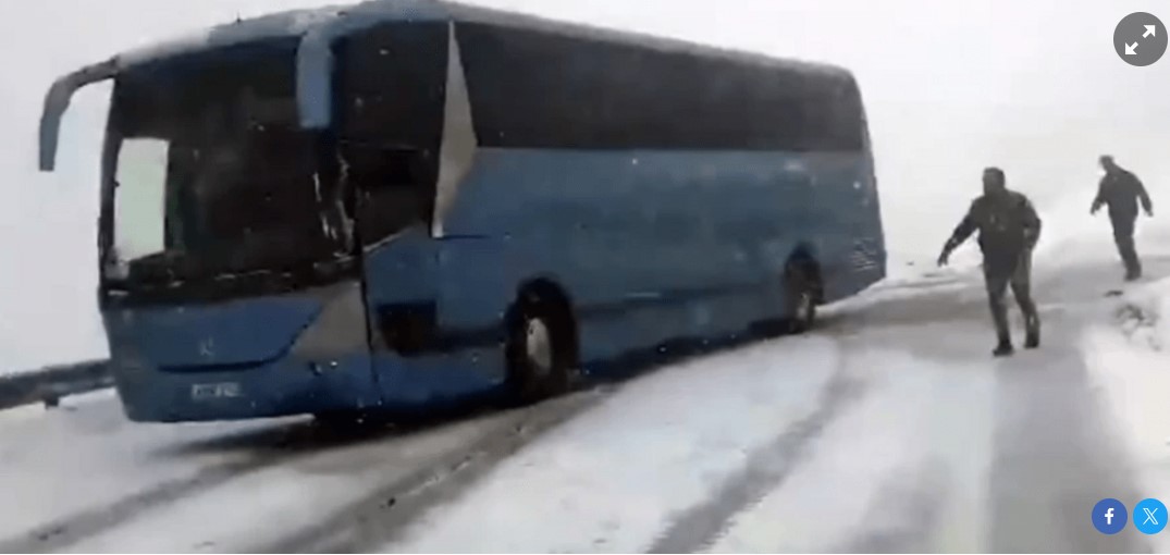 Αίσιο τέλος για τους επιβάτες λεωφορείου στο χιονοδρομικό κέντρο Καϊμακτσαλάν χθες το βράδυ