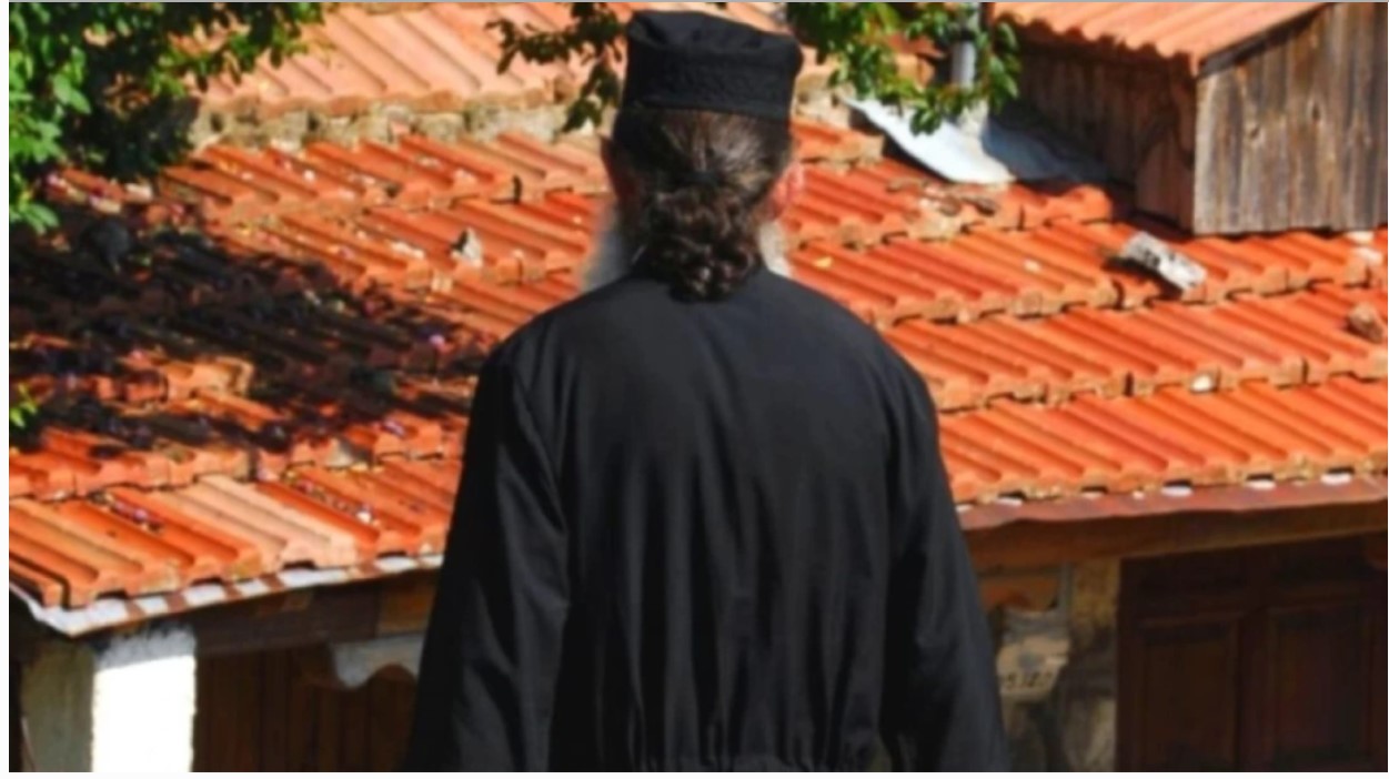 Ο κακός χαμός στην Ηλεία: Ιερέας ζητά εδώ και τώρα διαζύγιο από την παπαδιά μόλις αποκαλύφθηκε το “κόλλημά” της