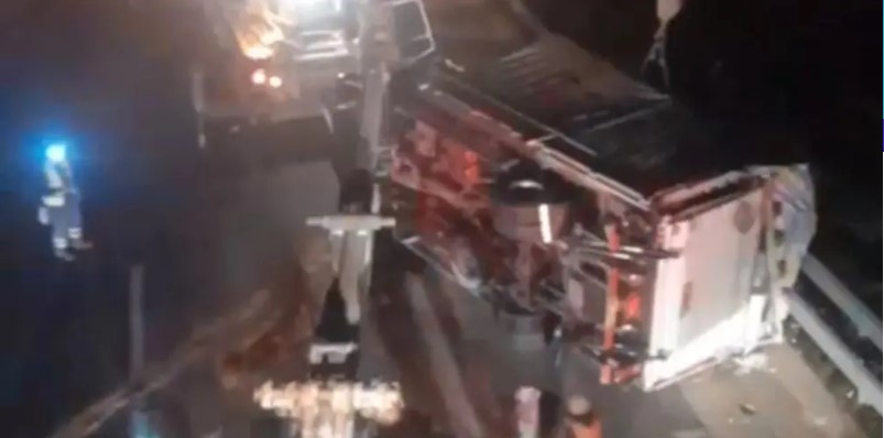 Ανετράπη φορτηγό στην εθνική οδό Αθηνών-Κορίνθου - Τη γλύτωσε με γρατσουνιές ο οδηγός (vid)