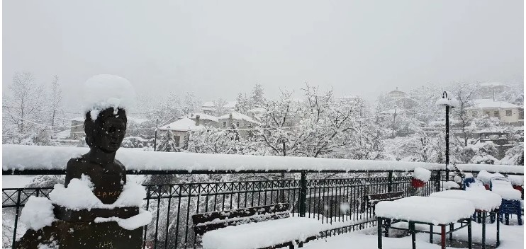  ΜΑΚΕΔΟΝΙΑ Λευκός επισκέπτης στη Βόρεια Ελλάδα - Προβλήματα από τον χιονιά, οι θυελλώδεις άνεμοι τούμπαραν νταλίκα (φωτο+video)