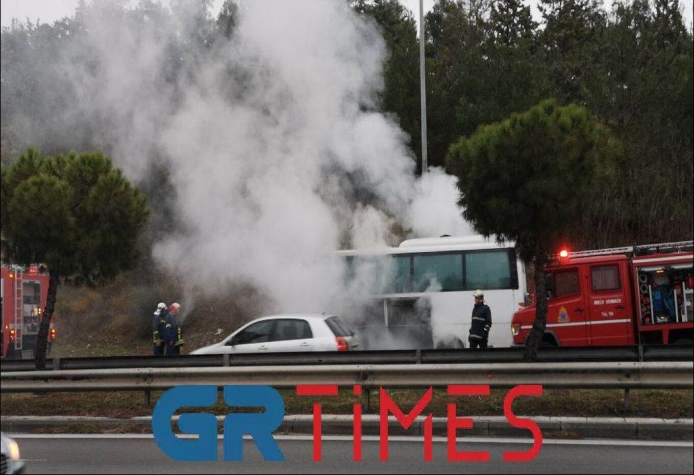 Φωτιά ξέσπασε σε σχολικό λεωφορείο - Απομακρύνθηκαν έγκαιρα τα παιδιά